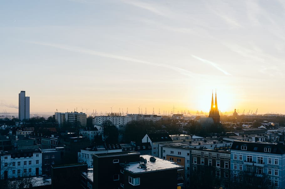 hamburg im winter, Hamburg, Winter, Architektur und Stadtbild, Sonnenuntergang, Stadtbild, die Architektur, städtische Skyline, berühmter Platz, städtische Szene, Dämmerung, Himmel, Stadt, Kirche, Turm, Gebäudehülle, gebaute Struktur, Gebäude, Sonnenlicht, High Angle View, Wohngegend, keine Leute, Natur, Bürogebäude außen, Stadt leben, Reiseziele, Wolkenkratzer, Sonne, draußen, 4K