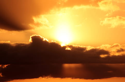 Sonnenuntergang, Sonne, dunkle Wolken, Wolken, untergehende Sonne, abendstimmung, Abendhimmel, Romantik, Natur, Himmel, Dämmerung, wolke - himmel, Sonnenlicht, draußen, szenen, Sommer-, Wolkengebilde, orange Farbe, Landschaft, Schönheit in der Natur, Wasser, ruhige Szene, Meer, Farbbild, keine Leute, Dramatischer Himmel, Sonnenaufgang - Morgendämmerung, Horizont, Reflexion, Sonnenstrahl, Ruhe, Szenen - Natur, Religion, Spiritualität, Scheu, dunkel, 4K, CC0, gemeinfrei, lizenzfrei
