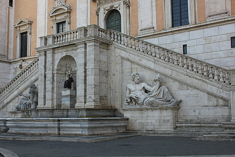 statuie, expresie, marmură, scară, piatră, Mediterana, pietre, pași de piatră, unu, arhitectură, perete, clădire, Roma, statue del tevere, palazzo senatorio, artă și sculptură, sculptură, reprezentare, reprezentare umană, construită, istorie, trecutul, exteriorul clădirii, destinații de călătorie, ambarcațiune, asemănarea bărbaților, turism, călătorie, creativitate, arc, zi, nici o persoana, oraș, în aer liber, coloană arhitecturală, 5K, CC0, domeniu public, fără drepturi de autor