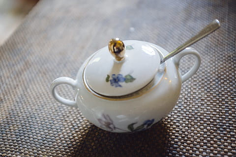 zuccheriera, oggetti, tazza, teiera, tè - bevanda calda, bere, calore - temperatura, rinfresco, cibo e bevande, in casa, nessuno, bevanda calda, boccale, tè, avvicinamento, tazza di tè, vasellame, cibo, freschezza, vista dall'alto, mangiare sano, natura morta, tavolo, stuoia, tè del pomeriggio, motivo floreale, 4K, CC0, dominio pubblico, privo di copyright