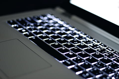 dichtbij, foto, laptop computertoetsenbord, laptop, appel, macbook, computer, browser, Onderzoek, studie, school-, bedrijf, technologie, toetsenbord, computerapparatuur, detailopname, communicatie, Draadloze technologie, verbinding, computer deel, internet, binnenshuis, elektronische industrie, uitrusting, geen mensen, industrie, computer netwerk, computer sleutel, selectieve aandacht, wereldwijde communicatie, elektrische apparatuur, Computer misdaad, zilverkleurig, 5K, CC0, publiek domein, royaltyvrij