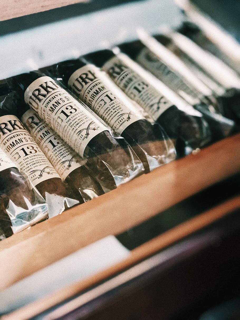 stak, plastemballager, cigar, pakke, afspejling, plast, klassiske, beholder, selektiv fokusering, tæt på, indendørs, ingen mennesker, flaske, mad og drikke, tilt, i en række, stilleben, variation, stor gruppe af objekter, hylde, overflod, mad, valg, boks, gennemsigtig, kollektion, til salg, 4K
