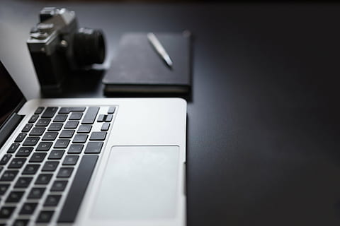 macbook, professionista, accanto, telecamera, taccuino, penna, nero, grigio, il computer portatile, computer, tecnologia, bloc notes, fotografia, dispositivi, oggetti, attività commerciale, creativo, ufficio, scrivania, tastiera del computer, nessuno, in casa, vecchio stile, avvicinamento, sfondo nero, tasto del computer, giorno, tecnologia wireless, attrezzatura informatica, connessione, tastiera, comunicazione, tavolo, messa a fuoco selettiva, copia spazio, natura morta, Internet, mobilia, girato in studio, 5K, CC0, dominio pubblico, privo di copyright