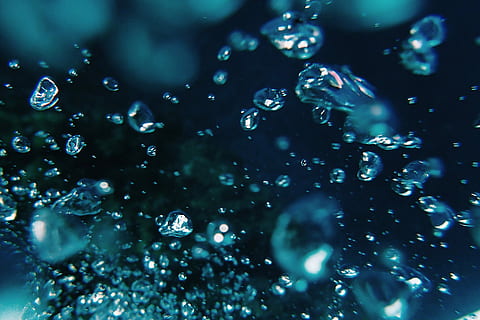 retrat, splash, aigua, tirar, resum, naturalesa, fons, líquid, blau, humit, bombolla, frescor, primer pla, macro, pluja, transparent, esquitxades, puresa, gota de pluja, netejar, patró, marc complet, cap gent, ciència, gran grup d'objectes, joia preciosa, enfocament selectiu, moviment, mar, a l'interior, sota l'aigua, forma, a l'aire, submarí, 1080P, CC0, domini públic, lliure de regalies