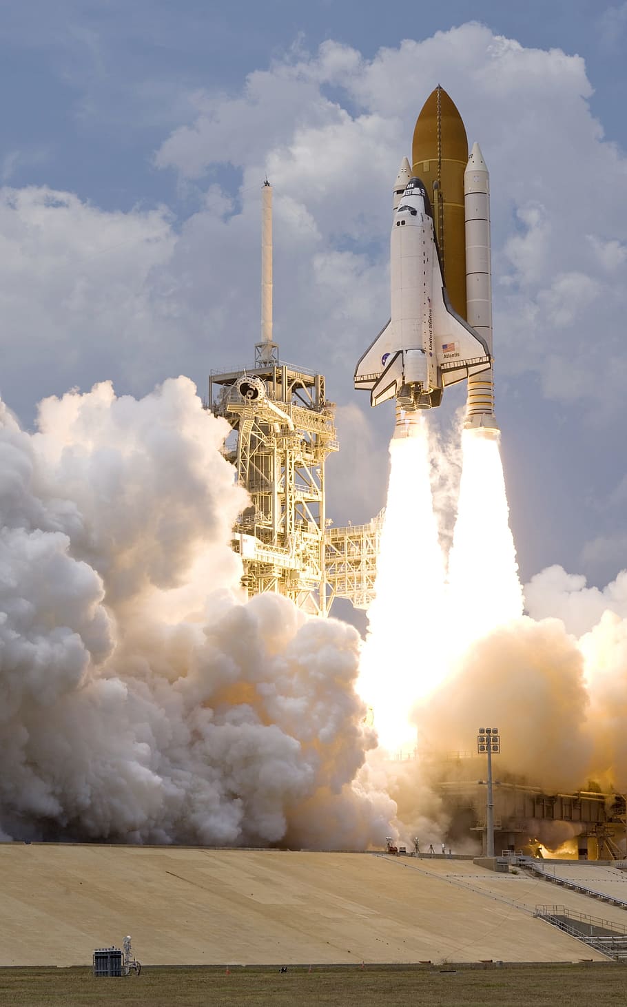 blanc, navette spatiale, prend, être mis à feu, boosters, vol, lancement, rampe de lancement, décollage, fusée, science, voyage dans l'espace, La technologie, nuage - ciel, ciel, structure construite, fumée - structure physique, la nature, journée, exploration de l'espace, extérieur du bâtiment, architecture, véhicule aérien, transport, personne, usine, en plein air, véhicule de voyage spatial, la tour, industrie, environnement, la pollution de l'air, la pollution, industrie aérospaciale, 2K