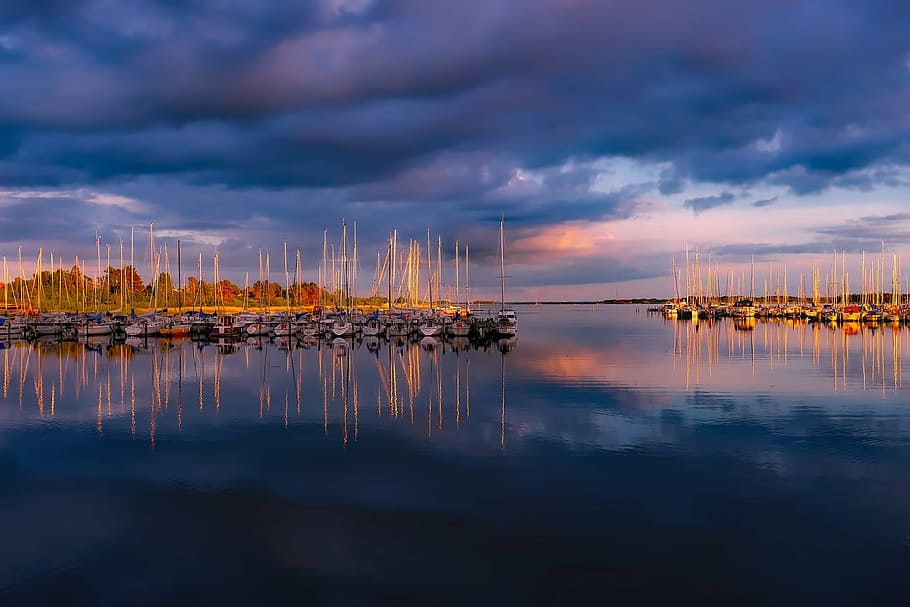 Boote, grau, wolkig, Himmel, Dänemark, Wolken, Sonnenuntergang, Dämmerung, Schiffe, Segelboote, segeln, Yachthafen, Hafen, Bucht, See, Wasser, Reflexionen, fallen, Herbst, Wald, Bäume, bunt, Natur, draußen, Land, ländlich, wunderschönen, hdr, Reflexion, wolke - himmel, keine Leute, Ufergegend, Ruhe, ruhige Szene, Stadt, Gebäudehülle, Wasserfahrzeug, Meer, Transport, die Architektur, Szenen - Natur, Schönheit in der Natur, gebaute Struktur, Stadtbild, Segelboot, Wolkenkratzer, 1080P