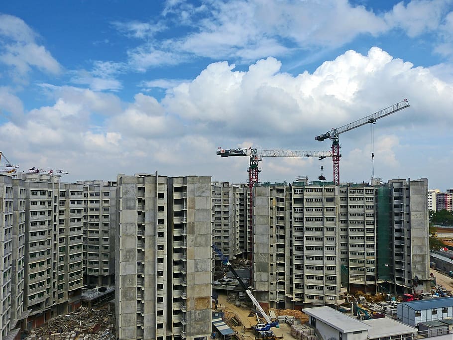 edificis de gran alçada, construcció, grua, construcció d'edificis, arquitectura, edifici, equipament pesat, metall, cel blau, zona de construcció, habitatge, Singapur, home al treball, en construcció, ennuvolat, grua - maquinària de construcció, industria de la construcció, lloc de construcció, apartament, escena urbana, gratacels, estructura construïda, concret, construcció - activitat, desenvolupament d’habitatges, barri residencial, exterior de l'edifici, ciutat, cel, maquinària, núvol - cel, dia, naturalesa, incomplet, alta - alta, desenvolupament, indústria, paisatge urbà, a l'aire lliure, exterior d’edifici d’oficines, equips de construcció, cap gent, 4K
