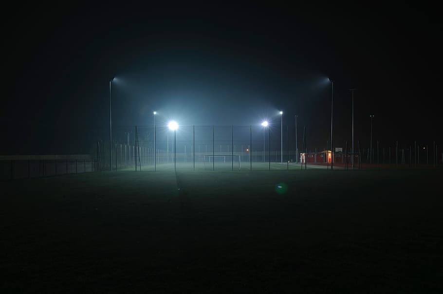 teren de fotbal, patru, lumini, curte, fotbal, camp, lumini aprinse, noapte, stadiu, întuneric, reflector, iluminat, echipamente de iluminat, fundaluri, la fața locului aprins, lampă electrică, sportiv, Floodlight, lumină - fenomen natural, nici o persoana, iarbă, sportul de echipă, absență, teren de joaca, arhitectură, natură, ceaţă, în aer liber, Culoarea verde, floodlit, 4K