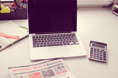 macbook, zawodowiec, kalkulator, klawiatura, jabłko, wkład, sprzęt komputerowy, pc, kran, Akcesoria, Urządzenie peryferyjne, spacja, komputer, opuszczać, laptop, notatnik, datailaufnahme, zdjęcie makro, edycja dźwięku, klawiatura komputerowa, Gazeta, gospodarka, praca, gabinet, pieniądze, obliczenie, liczyć, technologia, porozumiewanie się, technologia bezprzewodowa, połączenie, stół, biurko, wewnątrz, żadnych ludzi, biznes, przenośne urządzenie informacyjne, meble, wysoki kąt widzenia, tekst, wyposażenie komputera, Internet, 4K, CC0, domena publiczna, darmowe zdjęcia