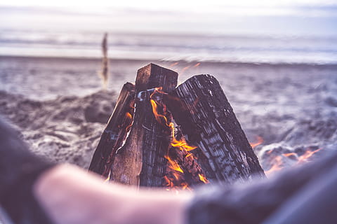 feu de camping de plage, Fermer, plage, camping, Feu, en haut, la nature, mer, en plein air, personnes, une personne, chaleur - température, brûlant, flamme, beauté dans la nature, eau, ciel, mouvement, terre, paysages - nature, personne, Roche, rock - objet, mise au point sélective, nuage - ciel, crépuscule, bois - matériau, pouvoir dans la nature, 5K, CC0, domaine public, libre de droits