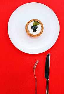 garfo, pão, faca, placa, fruta, azedo, Bolinho, sobremesas, Doces, mirtilo, bolo de queijo, Comida, vermelho, comer utensílio, utensílio de cozinha, comida e bebida, frescura, dentro de casa, ainda vida, mesa, pronto para comer, diretamente acima, ninguém, fechar-se, tentação, Alimentação saudável, indulgência, visão de alto ângulo, porção, Faca de mesa, guarnição, enfeite, adorno, louças, 4K, CC0, domínio público, royalty free