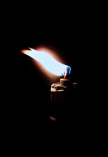 flamme, ild, lys, fakkel, tilspidsning, varme, hed, energi, brænde, brænding, glød, glødende, blis, fyrig, mørk, flammende, antænde, brandfarlig, gnist, varm, fare, brand - naturligt fænomen, varme - temperatur, flammende fakkel, nat, belysningsudstyr, sort baggrund, enkelt objekt, ingen mennesker, belyst, indendørs, tæt på, kopiere plads, natur, hjemlige værelse, studio skud, mørkt rum, miljø, elektrisk lampe, lysstyrke, 2K, CC0, offentligt domæne, royaltyfrie