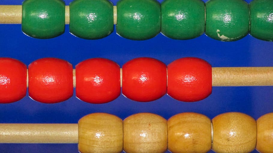 abacus, farver, legetøj, læring, børnehave, lommeregner, matematik, tælle, uddannelse, finansiere, matematisk symbol, beregning, subtraktion, plus tegn, træ - materiale, forretning, i en række, grøn farve, baggrunde, børnehaveklasse, multi farvet, fuld ramme, bestille, ingen mennesker, blå, indendørs, arrangement, rød, stor gruppe af objekter, tæt på, levende farve, side om side, valg, studio skud, gentagelse, mad og drikke, 4K