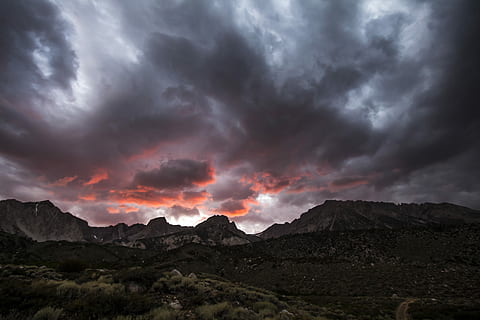 marró, muntanya, fosc, cel, muntanyes al capvespre, posta de sol, ennuvolat, núvol, vermell, bellesa a la natura, escenics - natura, núvol - cel, medi ambient, paisatge, naturalesa, Serra, cap gent, cel dramàtic, a l'aire lliure, terra, escena tranquil·la, tranquil·litat, escena no urbana, volcà, geologia, lava, poder a la natura, ominós, 5K, CC0, domini públic, lliure de regalies
