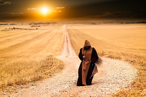 persoon, bruin, zwart, jurk, wandelen, weg, droog, grasveld, gouden, uur, monniken, pad, zonsondergang, landschap, middag, een persoon, land-, achteraanzicht, natuur, hemel, kleding, zonlicht, veld-, volwassen, hoed, milieu, volledige lengte, scenics - natuur, schoonheid in de natuur, vervoer, buitenshuis, 5K, CC0, publiek domein, royaltyvrij