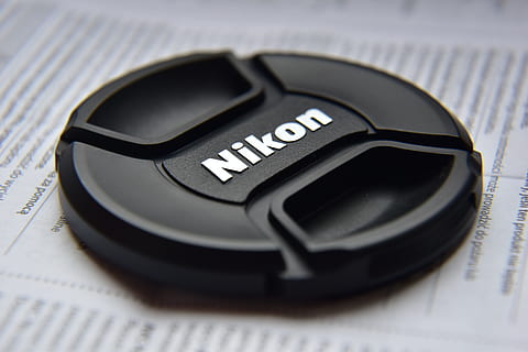 Nikon, Makro, Text, Technologie, Kommunikation, kabellose Technologie, Verbindung, drinnen, Nahansicht, Studioaufnahme, Steuerung, Zeitung, keine Leute, Daten, Geschäft, selektiver Fokus, Internet, Computer, Routine, Computerausrüstung, Finanzen, persönliches Accessoire, globale Kommunikation, Druckknopf, Tastenfeld, 5K, CC0, gemeinfrei, lizenzfrei