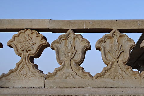 ponte, ringhiera, marmo, bianca, forte agra, ponte, ringhiera, musamman burj, agra, India, architettura, ornato, esterno dell'edificio, architettura ed edifici, vecchio, struttura costruita, militare, esercito, soldato dell'esercito, deserto, all'aperto, giorno, cielo, arte e artigianato, nessuno, Inquadratura dal basso, natura, cielo sereno, storia, destinazioni di viaggio, scultura, creatività, il passato, rappresentazione umana, rappresentazione, viaggio, religione, mestiere, antica civiltà, 2K, CC0, dominio pubblico, privo di copyright