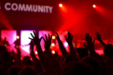 silhouet, mensen, verheffing, handen, publiek, menigte, evenement, juichen, cheering, concert, leven, laten zien, festival, opwinding, nachtleven, vermaak, prestatie, feest, pret, groep, menselijk lichaamsdeel, muziek-, menselijke hand, grote groep mensen, nacht, groep mensen, menselijke arm, kunst cultuur en entertainment, genot, podium - speelruimte, stadium, menselijke ledemaat, lichaamsdeel, podiumkunstenevenement, verlicht, lidmaat, opgeheven armen, Rock muziek, hand-, muziekfestival, positieve emotie, tiener, toeschouwer, musicus, adolescentie, entertainment evenement, licht, 4K, CC0, publiek domein, royaltyvrij