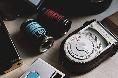 juodas butelis, lomografija, fotoaparatas - fotografijos įranga, įranga, technologijos, senas, senamadiškas, retro stiliaus, nėra žmonių, aukšto kampo vaizdas, studija, Iš arti, patalpose, natiurmortas, numeris, lentelė, tekstą, vidutinė objektų grupė, objektų grupė, kontrolė, Vakarų scenarijus, tikslumas, matavimo priemonė, meno kultūra ir pramogos, komunikacijos, matuoklis, 5K, CC0, Viešasis domenas, nemokamai