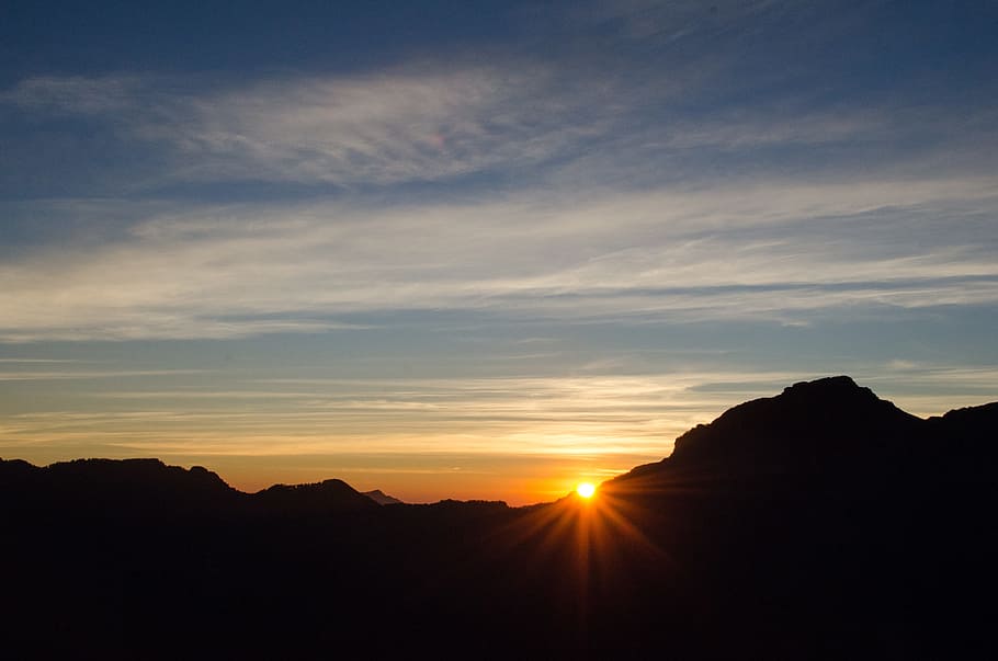 mt, sortida del sol, núvols, cel, posta de sol, silueta, bellesa a la natura, escenics - natura, núvol - cel, tranquil·litat, sol, medi ambient, muntanya, naturalesa, escena tranquil·la, paisatge, llum solar, Serra, cap gent, cel dramàtic, idíl·lic, escena no urbana, color taronja, a l'aire lliure, flare de la lent, fosc, cim de muntanya, cel romàntic, 4K