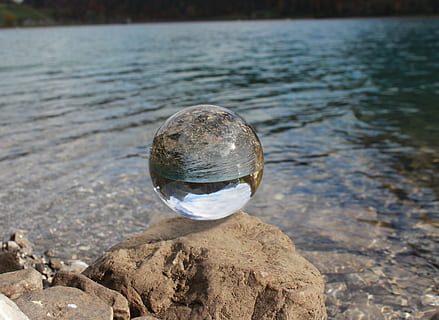 bola, ligero, reflejo, acerca de, bola de cristal, transparente, reflexión, agua, esfera, día, naturaleza, lago, centrarse en primer plano, material de vidrio, rock, roca - objeto, al aire libre, sólido, nadie, forma, de cerca, luz del sol, color plateado, 4K, CC0, dominio público, libre de derechos