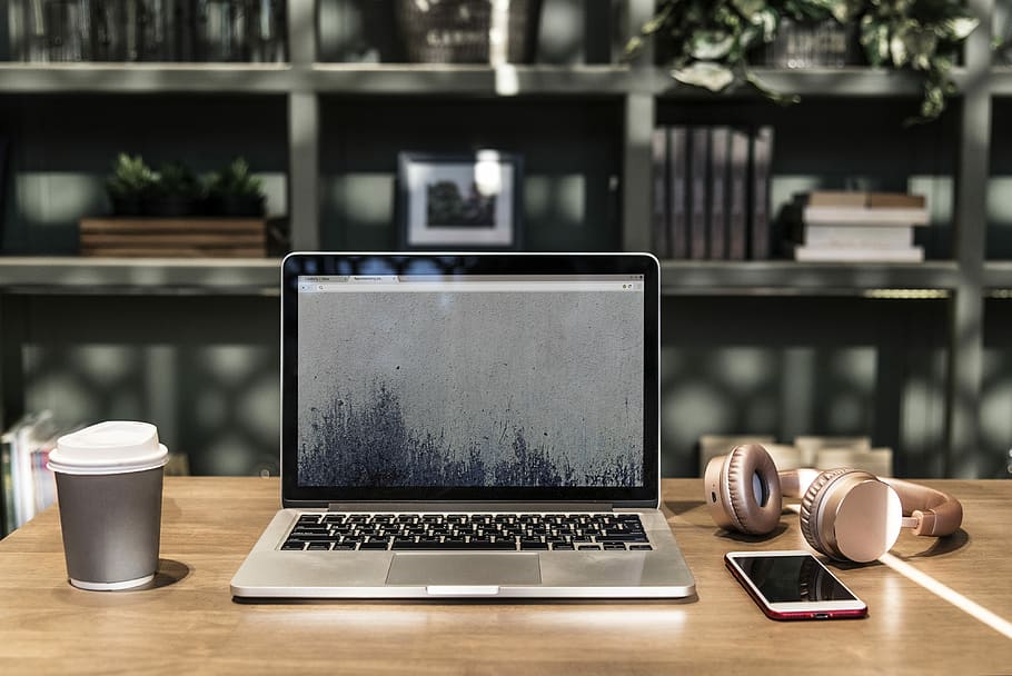 macbook, pro, top, Brun, bord, smartphone, computer, bærbar, skærm, telefon, hovedtelefon, kaffe, kop, bokeh, sløring, arbejde, plads, kontor, butik, overvåge, lyd, sang, transportabel, notesbog, netværk, teknologi, meddelelse, trådløs teknologi, forbindelse, forretning, indendørs, mad og drikke, drikke, fokus på forgrunden, kaffekop, kaffe - drikke, krus, ingen mennesker, bærbar informationsenhed, 4K