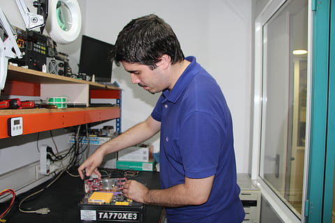 atelier, Matériel, salle de cours, école, l'informatique, une personne, vue de côté, La technologie, à l'intérieur, Hommes, jeune adulte, adulte, travail, la taille, Vêtements décontractés, Occupation, permanent, regardant, concentration, en portant, Vrais gens, regarder en bas, les jeunes hommes, compétence, effort, Contrôle de qualité, 5K, CC0, domaine public, libre de droits
