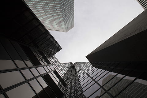 Wurm, Augenansicht, Gebäude, großes Gebäude, die Architektur, Gebäudekomplex, Wolkenkratzer, Himmel, Glas, gebaute Struktur, Gebäudehülle, Stadt, Bürogebäude außen, Flachwinkelansicht, große Höhe, Turm, Büro, modern, keine Leute, Natur, Glas - Material, Geschäft, Reflexion, draußen, direkt darunter, Finanzviertel, 4K, CC0, gemeinfrei, lizenzfrei