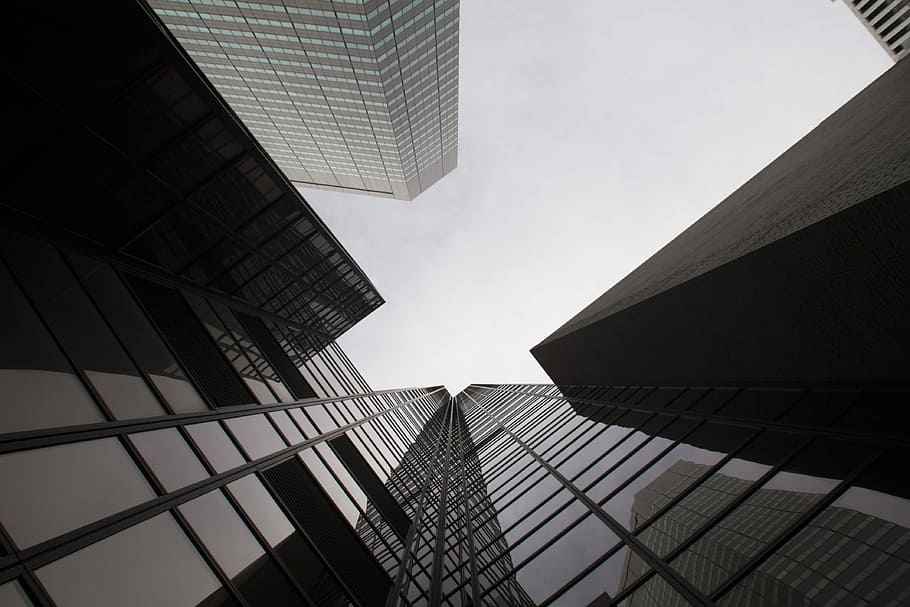 Wurm, Augenansicht, Gebäude, großes Gebäude, die Architektur, Gebäudekomplex, Wolkenkratzer, Himmel, Glas, gebaute Struktur, Gebäudehülle, Stadt, Bürogebäude außen, Flachwinkelansicht, große Höhe, Turm, Büro, modern, keine Leute, Natur, Glas - Material, Geschäft, Reflexion, draußen, direkt darunter, Finanzviertel, 4K