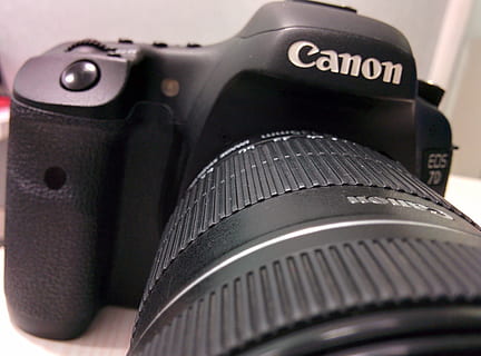 lensa, zoom, kamera, kamera digital, kanon, dslr, canon eos 7d, digital, canon eos, eos 7d, 7d, memotret, teknologi, tema fotografi, kamera - peralatan fotografi, peralatan fotografi, merapatkan, tidak ada orang, masih hidup, dalam ruangan, warna hitam, lensa - alat optik, peralatan, bergaya retro, budaya seni dan hiburan, objek tunggal, fokus selektif, modern, jumlah, fokus pada latar depan, kamera slr, 2K, CC0, domain publik, bebas royalti