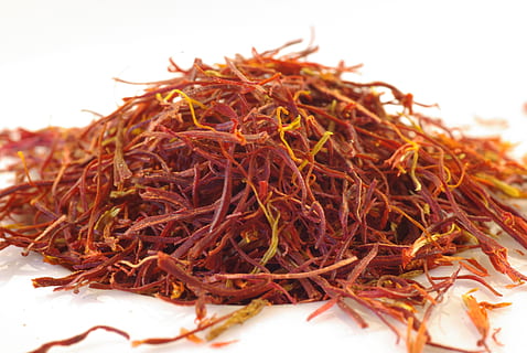 Marrone, giallo, essenze di zafferano, avvicinamento, foto, zafferano, discussioni, arancia, Spezia, cucinare, cucina, cibo, cibo e bevande, nessuno, rosso, natura morta, freschezza, in casa, benessere, concentrarsi sulle conoscenze acquisite, mangiare sano, invertebrato, natura, messa a fuoco selettiva, sfondo bianco, asciutto, giorno, secco, 4K, CC0, dominio pubblico, privo di copyright