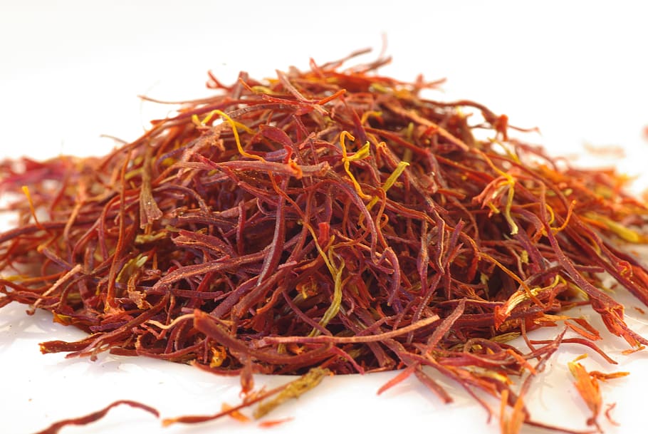 marró, groc, essències de safrà, primer pla, foto, safrà, fils, taronja, espècia, cuinar, cuina, menjar, menjar i beguda, cap gent, vermell, natura morta, frescor, a l'interior, benestar, centrar-se en primer pla, alimentació saludable, invertebrat, naturalesa, enfocament selectiu, fons blanc, sec, dia, 4K