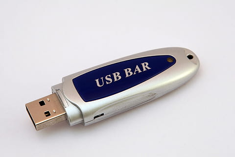 tarjeta, chip, computadora, UPC, datos, dispositivo, disco, conducir, externo, gigabytes, difícil, eso, megabytes, memoria, portátil, silicona, simulación, espacio, almacenamiento, tecnología, terabytes, teraflops, USB, solo objeto, comunicación, texto, foto de estudio, adentro, escritura occidental, tecnología inalámbrica, Fondo blanco, separar, conexión, nadie, de cerca, letra mayúscula, equipo, copia espacio, Internet, cable USB, parte de la computadora, Red de computadoras, mensaje, 2K, CC0, dominio público, libre de derechos