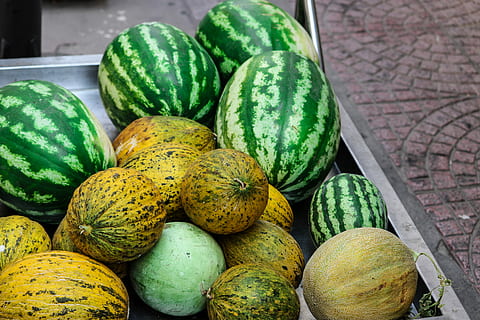 bukiet arbuzów, owoce arbuza, arbuz, owoc, Zielony, melon, taca, jedzenie, jedzenie i picie, świeżość, zdrowe odżywianie, zielony kolor, dobre samopoczucie, rynek, martwa natura, na sprzedaż, żadnych ludzi, Stragan, wysoki kąt widzenia, sprzedaż, duża grupa obiektów, zbliżenie, warzywo, dzień, wybór, wyświetlacz detaliczny, dojrzały, 5K, CC0, domena publiczna, darmowe zdjęcia