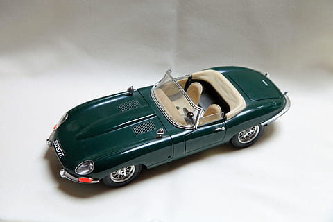 auto, jaguar e, køretøjer, e type, vintage bil bil, oldtimer, model, jaguar, klassisk, grøn, bil, motor køretøj, transportform, transportmidler, studio skud, rejse, grå, kuffert, ferie, ingen mennesker, indendørs, sjovt, ferier, høj vinkel visning, bagage, sport, kopiere plads, land køretøj, luksus, lille, 5K, CC0, offentligt domæne, royaltyfrie