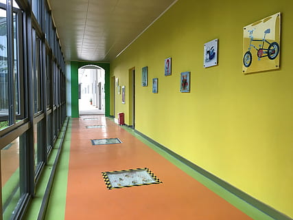 client, espai, interior, disseny, crear, corredore, passadís, a l'interior, Club de salut, gimnàs, cap gent, arquitectura, hospital, funció de construcció de parets, edifici, arcade, buit, estructura construïda, finestra, dia, sòls, el camí a seguir, absència, porta, entrada, rellotge, direcció, color taronja, sostre, 4K, CC0, domini públic, lliure de regalies
