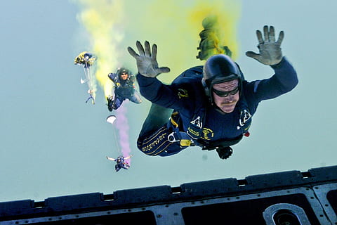 männliche Figur Illustration, Fallschirmspringen, fallen, Militär-, Ausbildung, hoch, Menschen, Fallschirm, Flug, Himmel, Flugzeug, Marine, Frösche springen, Dichtungen, Mannschaft, Stunts, menschlicher Arm, Gliedmaßen, Arme erhoben, Nur ein Mann, nur für Erwachsene, in der Luft, eine Person, Freizeitbeschäftigung, in voller Länge, Kunststück, Springen, Sport, echte Menschen, Fertigkeit, Bewegung, Extremsportarten, Legere Kleidung, Männer, Freude, Skateboard, Lebensstile, Risiko, Tag, junge Männer, Freiheit, 1080P, CC0, gemeinfrei, lizenzfrei