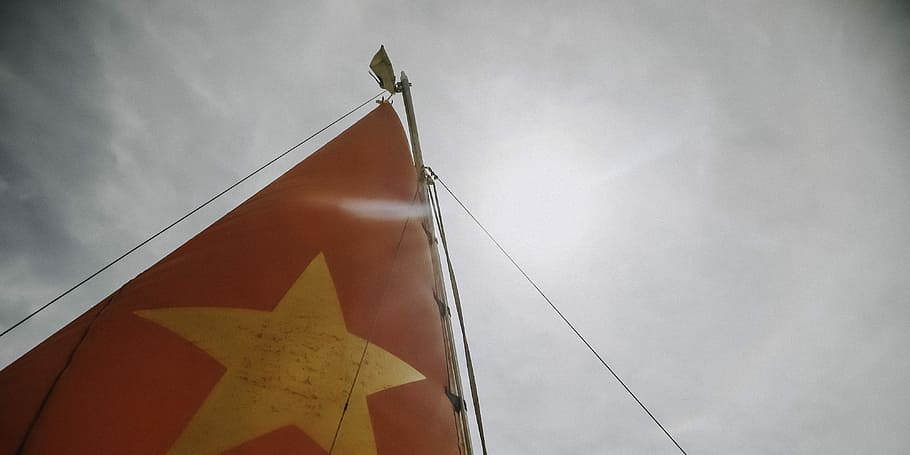 hat verloren, Himmel, ohne Titel, Flagge, Star, Pole, Mast, segeln, Boot, Wolke, Epos, Land, Vietnamesisch, Liebe, Bucht, Sonne, Licht, Natur, wolke - himmel, keine Leute, Dreieck Form, Segelboot, Transport, Flachwinkelansicht, Gelb, Wasserfahrzeug, draußen, Tag, Transportmittel, Sonnenlicht, rot, Textil-, Wind, Reise, Takelwerk, 4K
