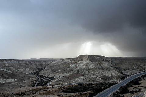 olho de pássaro, ver fotografia, terra, raios crepusculares, aéreo, foto, cinzento, estrada de asfalto, nuvens, nuvem, nublado, estrada, Rocha, campo, seco, natureza, céu, butte, brilho do sol, panorama, montanha, scenics - natureza, beleza na natureza, cena não urbana, meio Ambiente, nuvem - céu, tranquilidade, cena tranquila, ninguém, geologia, cadeia de montanhas, Geografia física, dia, controlo remoto, rock - objeto, ao ar livre, clima árido, paisagem dramática, clima, formação, cratera vulcânica, 5K, CC0, domínio público, royalty free
