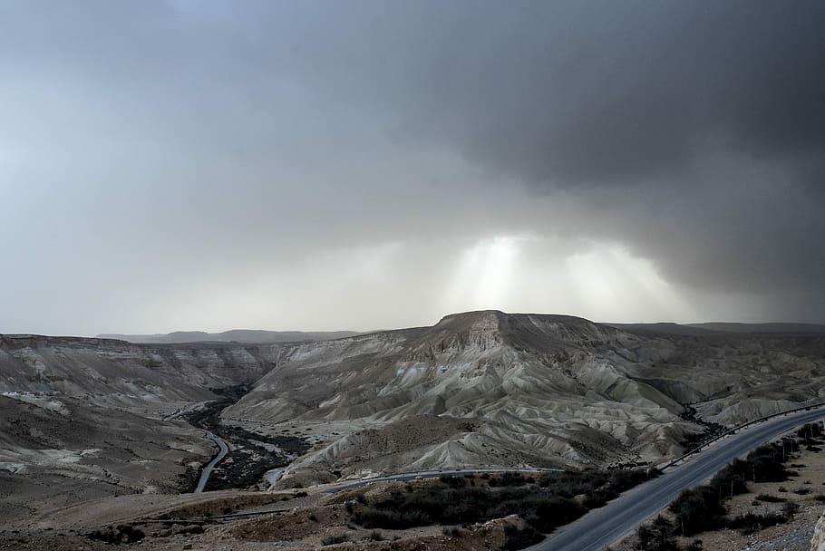 olho de pássaro, ver fotografia, terra, raios crepusculares, aéreo, foto, cinzento, estrada de asfalto, nuvens, nuvem, nublado, estrada, Rocha, campo, seco, natureza, céu, butte, brilho do sol, panorama, montanha, scenics - natureza, beleza na natureza, cena não urbana, meio Ambiente, nuvem - céu, tranquilidade, cena tranquila, ninguém, geologia, cadeia de montanhas, Geografia física, dia, controlo remoto, rock - objeto, ao ar livre, clima árido, paisagem dramática, clima, formação, cratera vulcânica, 5K