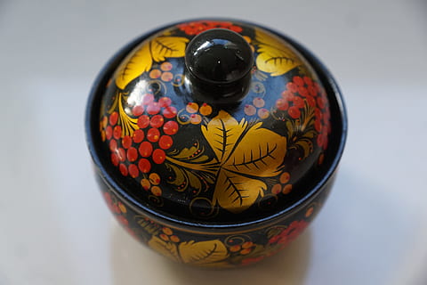 scatola, colorato, modello, colore, russo, Russia, terra, mestiere, dipingere, arte, regalo, in casa, cibo e bevande, girato in studio, avvicinamento, nessuno, freschezza, cibo, multicolore, ciotola, ceramica, motivo floreale, contenitore, arte e artigianato, natura morta, decorazione, forma, vista dall'alto, design, creatività, vasellame, ornato, 5K, CC0, dominio pubblico, privo di copyright