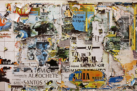 revistes disperses, decoració de paret de diaris de colors variats, esquinçat, paret, paper, textura, pòster, paper pintat de paret d’afectes cartell de paret de portugal erosió imprès urbana, vell, periòdic, marc complet, fons, text, cap gent, comunicació, multicolor, arquitectura, desordenat, estructura construïda, exterior de l'edifici, guió occidental, dia, creativitat, art i artesania, a l'aire lliure, primer pla, 4K, CC0, domini públic, lliure de regalies