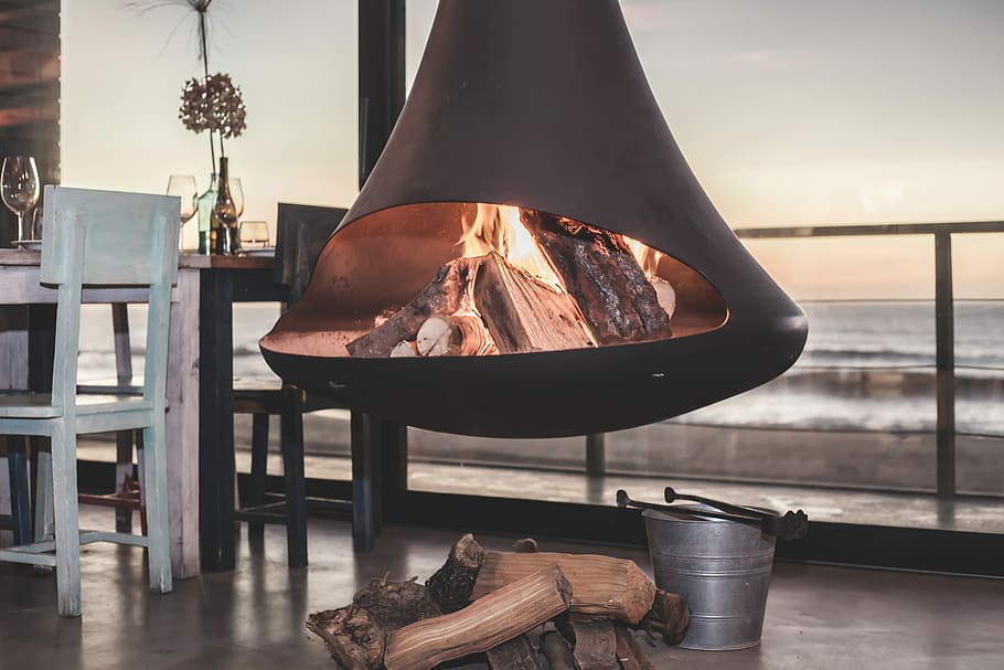 nero, firepit, cenare, impostato, dentro, camera, legna da ardere, fuoco, fiamma, ardente, stufa, sedia, cibo e bevande, utensile da cucina, calore - temperatura, cibo, nessuno, attrezzature domestiche, natura, preparazione, fuoco - fenomeno naturale, carne, legno - materiale, freschezza, in casa, tavolo, animale, camino, legna, 2K