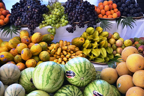 fruct, piaţă, mâncat sănătos, mancare si bautura, alimente, alegere, prospeţime, bunăstare, variație, cu amănuntul, stand de piață, de vânzare, banană, abundenţă, grup mare de obiecte, fruct citric, zi, fruct tropical, culoare portocalie, portocale, nici o persoana, în aer liber, pepene, afișare cu amănuntul, copt, lychee, 2K, CC0, domeniu public, fără drepturi de autor