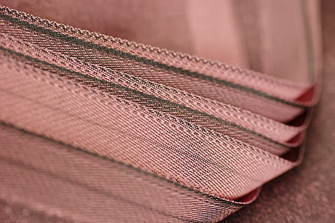 rosa, tessuto, modello, tessile, capi di abbigliamento, moda, copia spazio, tessitura, astratto, dettaglio, orizzontale, nessuno, cotone, design, struttura, modello astratto, colore vivido, lana, sfondi, macro, messa a fuoco selettiva, morbidezza, kazakh, vecchio, sfondo, copertina, dipinto, avvicinamento, morbido, immagine a colori, vicino, bellissimo, filato, fotografia, studio, foto, stile, in casa, natura morta, concentrarsi sulle conoscenze acquisite, Materiale, arte e artigianato, mestiere, strutturato, filo, industria, giorno, jeans, Marrone, 8K