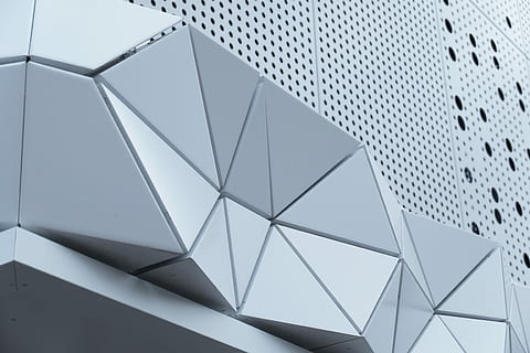 arkitektoniske, fotografering, hvid, bygning, stål, væg, low-angle, arkitektur, geometri, moderne, facade, form, mønster, bygget struktur, trekant form, ingen mennesker, geometrisk form, design, bygning udvendig, abstrakt, futuristisk, baggrunde, dag, udendørs, byggebranchen, metal, himmel, arkitektoniske træk, legering, sølvfarvet, 4K, CC0, offentligt domæne, royaltyfrie