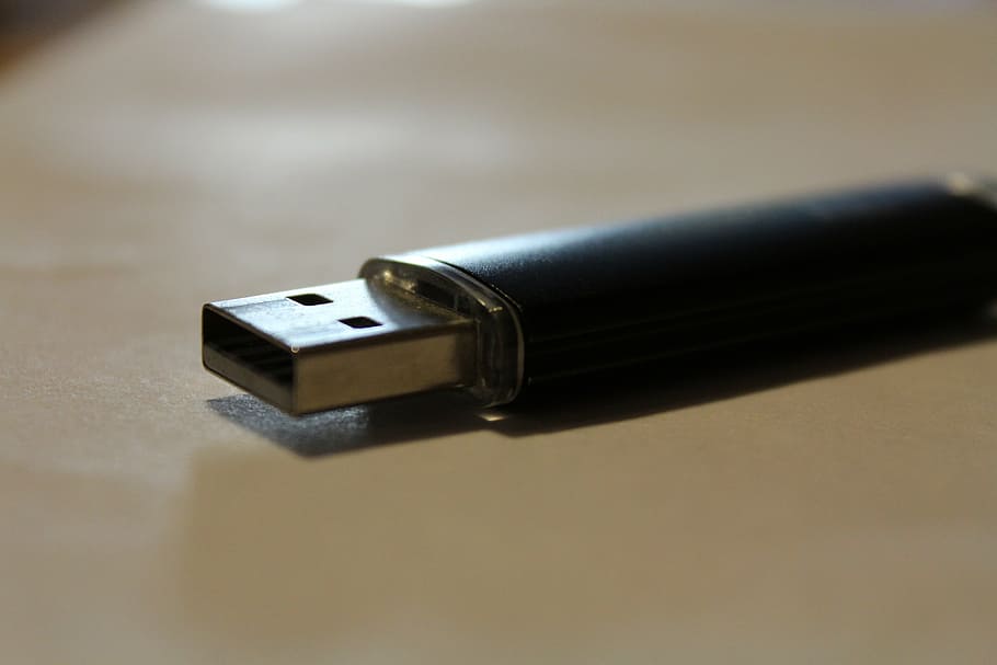 usb, comunicació, llapis USB, memòria, electrònica, llapis de memòria, dades, ordinador, suport d’emmagatzematge, mobilitat, sol objecte, primer pla, cap gent, tir de l'estudi, tecnologia, a l'interior, connexió, fons de colors, taula, ombra, instrument d’escriptura, còpia espai, negocis, vista d’angle alt, tecnologia sense fils, endoll elèctric, enfocament selectiu, color negre, ploma estilogràfica, aliatge, 5K