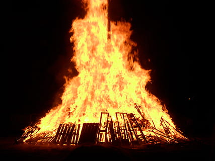 hoguera, llamas, resplandor, incendio provocado, llameante, energía, infierno, flameante, peligro, llama, ardiente, fuego, fuego - fenómeno natural, calor - temperatura, naturaleza, comunicación, firmar, nadie, señal de advertencia, material de madera, noche, al aire libre, destrucción, arquitectura, accidentes y desastres, dañado, oscuro, 2K, CC0, dominio público, libre de derechos