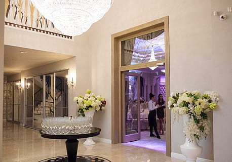 diz, desenhar, luxo, interior de casa, hotel de luxo, elegância, dentro de casa, riqueza, plantar, flor, planta com flores, casa, decoração, arquitetura, vaso, sala doméstica, natureza, interior de vitrine em casa, construção, ninguém, moderno, arranjo de flores, roxa, equipamento de iluminação, ramalhete, cabeça de flor, 2K, CC0, domínio público, royalty free