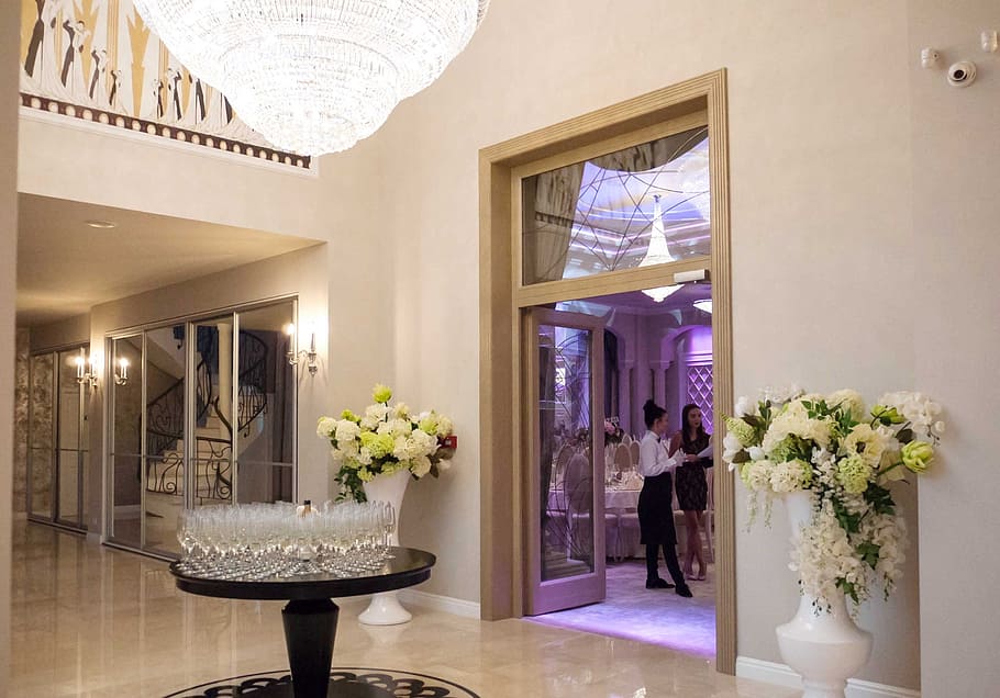 saide, disseny, luxe, interior de casa, hotel de luxe, elegància, a l'interior, riquesa, planta, flor, planta amb flors, casa, decoració, arquitectura, gerro, habitació domèstica, naturalesa, interior de l'aparador, edifici, cap gent, modern, arranjament floral, porpra, equips d’il·luminació, bouquet, cap de flor, 2K